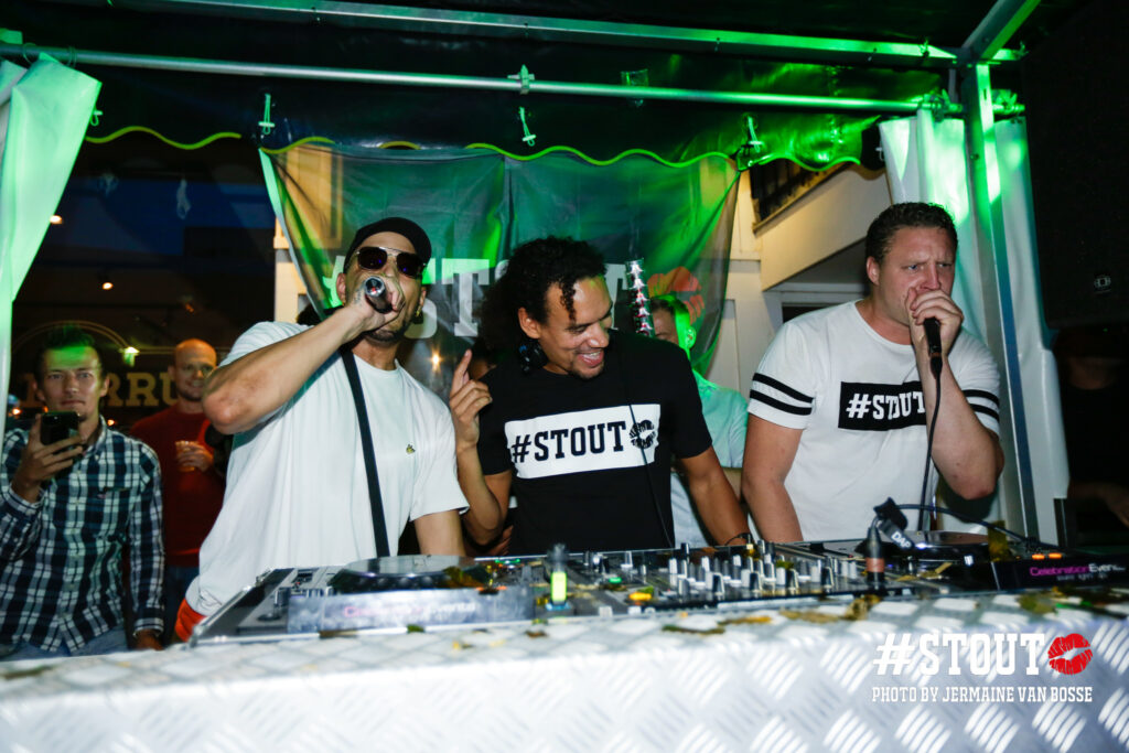 Dj en mc’s van #STOUT achter de draaitafels tijdens de Feestweek in Heemskerk
