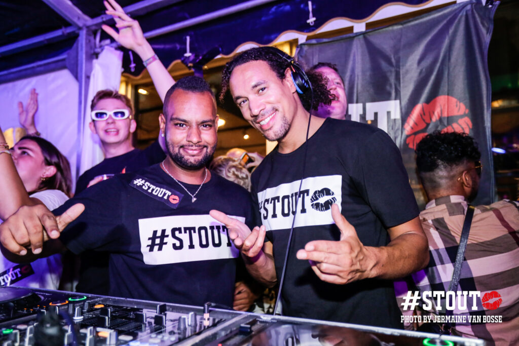 #STOUT achter de draaitafels tijdens de Feestweek in Heemskerk