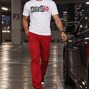 Man draagt het witte #STOUT Cutout Kiss T-Shirt in een parkeergarage