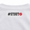 Detail van het zwarte #STOUT-neklogo op het witte T-shirt