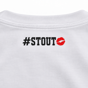 Detail van het zwarte #STOUT-neklogo op het witte T-shirt
