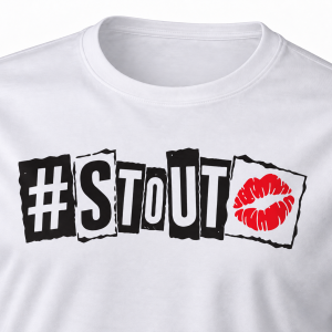Detail van de Cutout Kiss-print op het witte #STOUT T-shirt