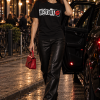 Vrouw draagt het zwarte #STOUT Cutout Kiss T-Shirt in de Witte de Withstraat in Rotterdam