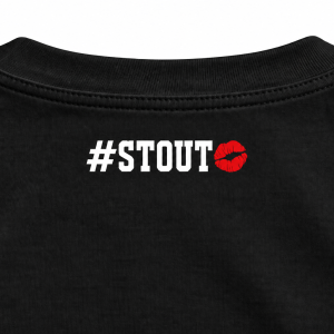 Detail van het witte #STOUT-neklogo op het zwarte T-shirt