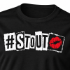 Detail van de wit-rode Cutout Kiss-print op het zwarte #STOUT T-shirt