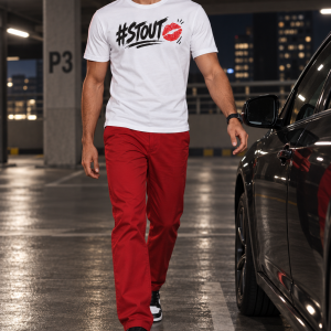 Man draagt het witte #STOUT Sketch Kiss T-Shirt in een parkeergarage