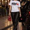 Vrouw draagt het witte #STOUT Sketch Kiss T-Shirt in de Witte de Withstraat in Rotterdam