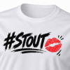 Detail van de Sketch Kiss-print op het witte #STOUT T-shirt