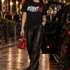 Vrouw draagt het zwarte #STOUT Sketch Kiss T-Shirt in de Witte de Withstraat in Rotterdam