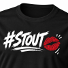 Detail van de wit-rode Sketch Kiss-print op het zwarte #STOUT T-shirt
